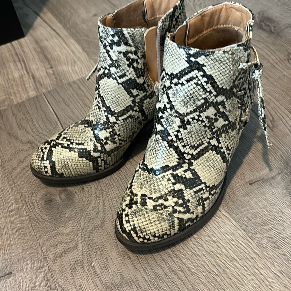 Boutique booties - Picture 2 of 3
